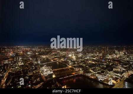 Vue nocturne de Londres, Angleterre, depuis un point de vue élevé. La cathédrale de Paul est visible. La Tamise traverse la ville. Banque D'Images