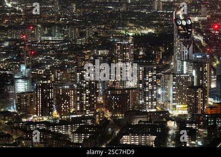 Vue nocturne de Londres, Royaume-Uni, en particulier la zone autour de The Shard et les développements de grande hauteur environnants. Étalement urbain et construction Banque D'Images