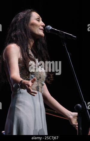 La chanteuse espagnole Clara Montes se produit au concert de Noël au Teatro Real de Madrid 5 janvier 2025 Espagne avec : Clara Montes où : Madrid, Espagne quand : 05 Jan 2025 crédit : Oscar Gonzalez/WENN Banque D'Images