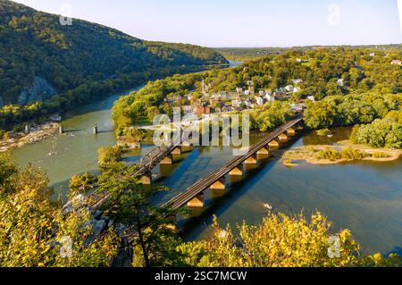 Vue depuis le belvédère de Maryland Heights dans le parc historique national Harpers Ferry sur le fleuve Potomac, comté de Jefferson, Virginie occidentale, États-Unis Banque D'Images