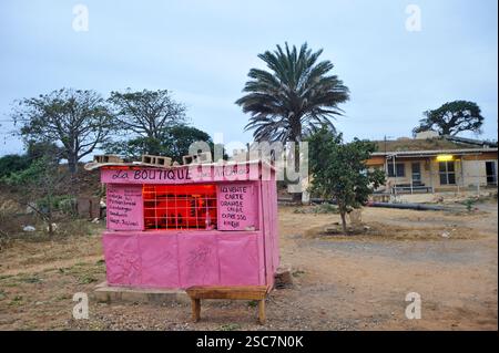Petite boutique au pied du Monument de la Renaissance africaine, statue de bronze de 49 mètres de haut située au sommet de l'une des collines jumelles connues sous le nom de collines des Banque D'Images