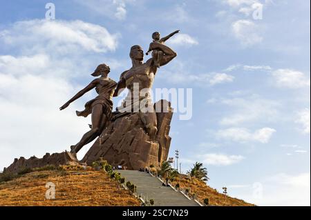 Monument de la Renaissance africaine, statue de bronze de 49 mètres de haut située au sommet de l'une des collines jumelles connues sous le nom de collines des Mamelles, Dakar, Sénégal, Ouest Banque D'Images