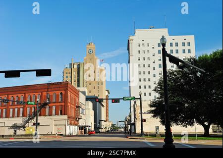 Avenue d'Orléans avec Jacinto bâtiment en arrière-plan, le centre-ville de Beaumont, Texas, États-Unis d'Amérique, Amérique du Nord Banque D'Images