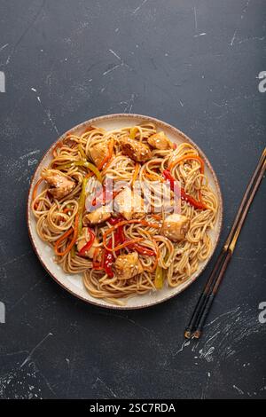 Nouilles udon frites avec poulet et légumes Banque D'Images
