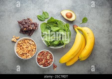 Aliments riches en magnésium : épinards, bananes, noix, avocat, chocolat noir Banque D'Images