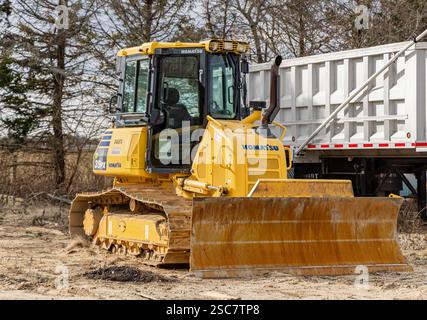 bull bulldozer komatsu utilisé assis un jour froid d'hiver Banque D'Images