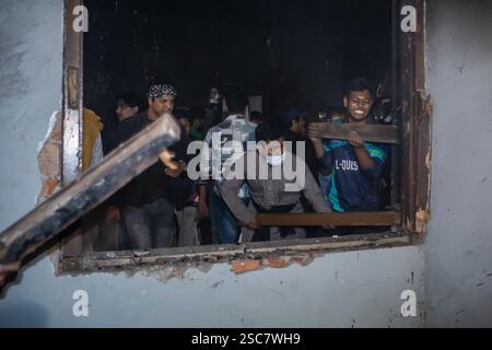 Dhaka, Bangladesh. 05th Feb, 2025. Les manifestants détruisent la maison du cheikh Mujibur Rahman à Dhanmondi 32 pendant la manifestation. Des manifestants en colère ont lancé une violente attaque contre la résidence du dirigeant fondateur de Bangladeshís, Cheikh Mujibur Rahman, située au 32 Dhanmondi, mercredi soir. La manifestation était en réponse à un discours en ligne prononcé par l'ancien premier ministre, Sheikh Hasina. Beaucoup ont posté sur Facebook qu'une « procession bulldozer » marcherait vers Dhanmondi-32 mercredi soir si Sheikh Hasina prononçait un discours. Crédit : SOPA images Limited/Alamy Live News Banque D'Images