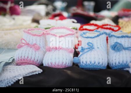 Chaussons de bébé fabriqués à la main exposés à une foire artisanale au printemps Banque D'Images