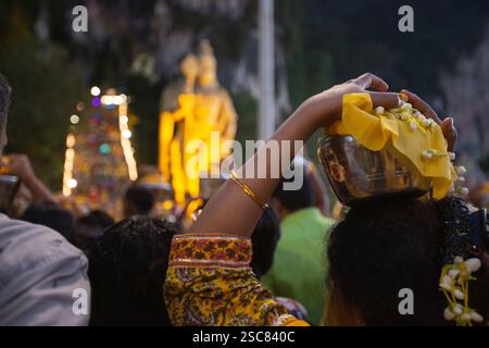 Les dévots hindous participent au festival Thaipusam dans les grottes de Batu, en Malaisie. Banque D'Images