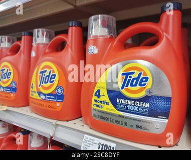 Houston, Texas États-Unis 11-13-2024 : bouteilles de détergent à lessive liquide Tide sur l'étagère du supermarché. Banque D'Images