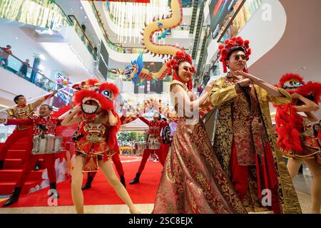 Bangkok, Thaïlande - 24 janvier 2020 : un groupe de personnes en costumes vibrants à l'intérieur du centre commercial CentralWorld, célébrant le nouvel an chinois. Banque D'Images