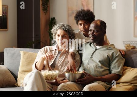 Profitez d'un séjour en famille de qualité pour regarder des films ensemble Banque D'Images