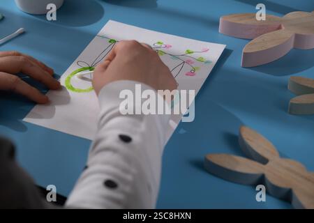Oeufs DE PÂQUES peinture préparation durable processus de bricolage de fabrication de cartes de voeux faites à la main. Activité étape par étape pour les enfants. Passe-temps inclusif et responsable de vacances de soulagement du stress. Célébration consciente Banque D'Images