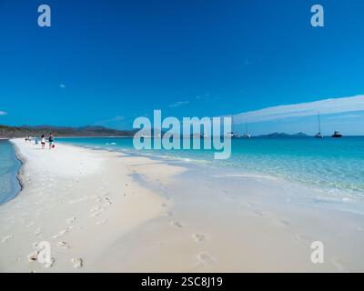 Marcher sur la plage de Whitehaven Beach dans les Whitsundays Banque D'Images