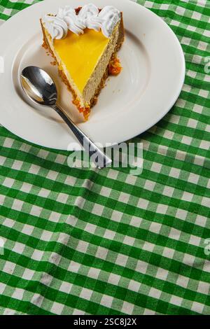 Savourez la délicieuse combinaison de cheesecake frais à l'orange recouvert d'un glaçage crémeux, accompagné d'une tasse de café espresso aromatique à la vapeur Banque D'Images