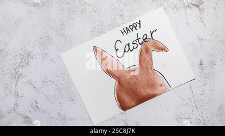 Peinture lapin DE PÂQUES préparation durable processus de bricolage de fabrication de cartes de voeux faites à la main. Activité étape par étape pour les enfants. Passe-temps inclusif et responsable de vacances de soulagement du stress. Célébration consciente Banque D'Images