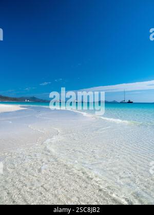 Marcher sur la plage de Whitehaven Beach dans les Whitsundays Banque D'Images