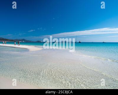 Marcher sur la plage de Whitehaven Beach dans les Whitsundays Banque D'Images