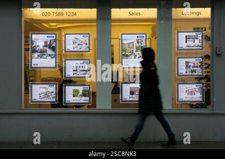 Photo de dossier datée du 04/12/14 d'un piéton passant devant un agent immobilier à South Kensington, Londres, alors que la proportion d'acheteurs pour la première fois qui croient que c'est le bon moment pour acheter une propriété a doublé au cours de la dernière année, selon une recherche pour un organisme représentant des sociétés de construction. Un tiers (33%) des nouveaux acheteurs pensent que le moment est venu, contre 16% en décembre 2023, a déclaré la Building Societies Association (BSA). Date d'émission : jeudi 6 février 2025. Banque D'Images