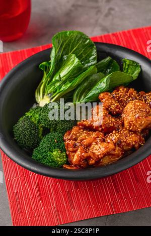 Bol de poulet Teriyaki avec brocoli et bok choy sur table en pierre grise Banque D'Images