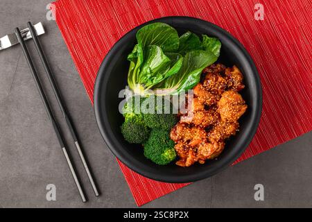 Bol de poulet Teriyaki avec brocoli et bok choy sur table en pierre grise Banque D'Images