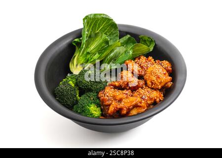 Bol de poulet Teriyaki avec brocoli et bok choy sur fond blanc Banque D'Images