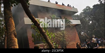 Les manifestants attaquent et détruisent la maison du cheikh Mujibur Rahman à Dhanmondi 32, Dhaka Banque D'Images