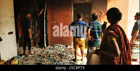 Les manifestants attaquent et détruisent la maison du cheikh Mujibur Rahman à Dhanmondi 32, Dhaka Banque D'Images