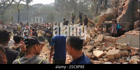 Les manifestants attaquent et détruisent la maison du cheikh Mujibur Rahman à Dhanmondi 32, Dhaka Banque D'Images