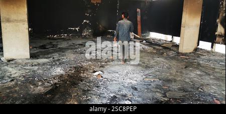Les manifestants attaquent et détruisent la maison du cheikh Mujibur Rahman à Dhanmondi 32, Dhaka Banque D'Images