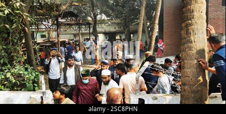 Les manifestants attaquent et détruisent la maison du cheikh Mujibur Rahman à Dhanmondi 32, Dhaka Banque D'Images
