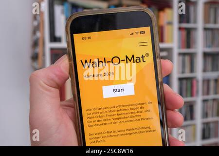 Wahl-O-Mat zur Bürgerschaftswahl à Hambourg 2025 auf einem Mobiltelefon *** Wahl-O-Mat pour les élections générales de Hambourg 2025 sur un téléphone portable Nordrhein-Westfalen Deutschland, Allemagne GMS18494 Banque D'Images