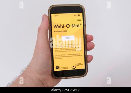 Wahl-O-Mat zur Bürgerschaftswahl à Hambourg 2025 auf einem Mobiltelefon *** Wahl-O-Mat pour les élections générales de Hambourg 2025 sur un téléphone portable Nordrhein-Westfalen Deutschland, Allemagne GMS18495 Banque D'Images