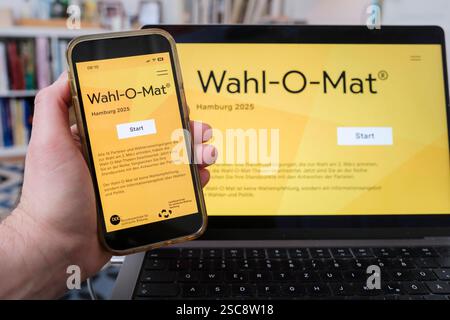 Wahl-O-Mat zur Bürgerschaftswahl in Hamburg 2025 auf einem Mobiltelefon und Laptop *** Wahl-O-Mat pour les élections générales de Hambourg 2025 sur un téléphone portable et un ordinateur portable Nordrhein-Westfalen Deutschland, Allemagne GMS18493 Banque D'Images