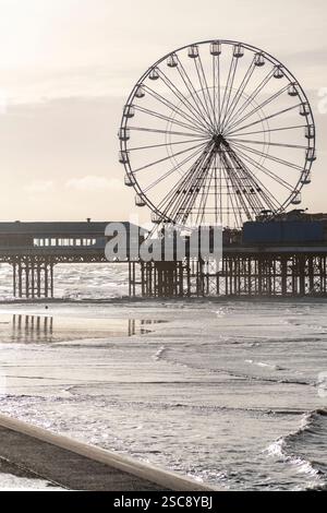 Portrait aspect de la grande roue sur la jetée de Blackpool dans le soleil bas, Royaume-Uni Banque D'Images