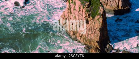 Paysage marin rocheux par une journée ensoleillée. Vue sur la baie ensoleillée de Setubal, Portugal. Bannière horizontale Banque D'Images