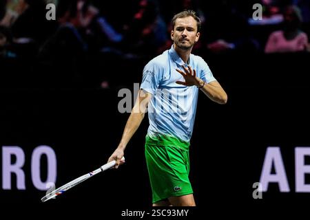 ROTTERDAM, PAYS-BAS - 5 FÉVRIER : Daniil Medvedev de Russie fait des gestes dans son match de deuxième tour en simple masculin contre Mattia Bellucci d'Italie lors de la troisième journée de l'ABN AMRO Open au Rotterdam Ahoy le 5 février 2025 à Rotterdam, pays-Bas. (Photo de René Nijhuis/MB Media) Banque D'Images