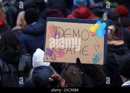 Proteste und Gegenproteste in der Göttinger Innenstadt - Demoplakat : Schriftzug : DEMOKRATIE Abbildungen : kleine Herzen und Handabdrücke - Deutschland, GER, DEU, Germany, Göttingen, 01.02.2025 - Unter dem Titel Versammlungsfreiheit statt Extremismus versammelten sich CA. 450 sogenannte Querdenker in der Göttinger Innenstadt vor dem Hauptbahnhof zu einer Protestkundgebung. In Sichtweite der Querdenker-Szene kamen tausende Menschen auf einer Grünfläche zum GegenProtest zusammen, um gegen die Querdenkerbewegung und gegen rechte Tendenzen in Deutschland zu protestieren. Nach den jeweiligen Auftakt Banque D'Images