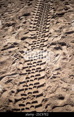 Les traces de pneus sur le sable Banque D'Images