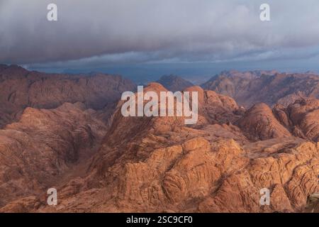 Incroyable lever du soleil à la montagne du Sinaï, belle aube en Egypte, tôt le matin vue sur le sommet du mont Moses Banque D'Images