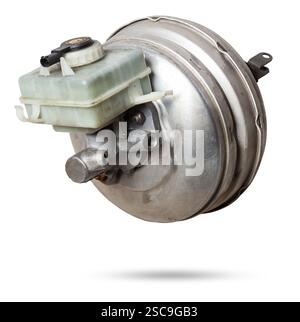 Servofrein à dépression en métal noir pour la réparation et le remplacement d'une voiture dans un atelier sur fond blanc isolé. Catalogue de pièces de rechange pour voitures. Banque D'Images