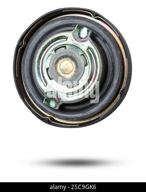 Bouchon en plastique du réservoir de remplissage de carburant sur fond blanc isolé. Industrie pétrolière et gazière. Catalogue de pièces automobiles. Banque D'Images