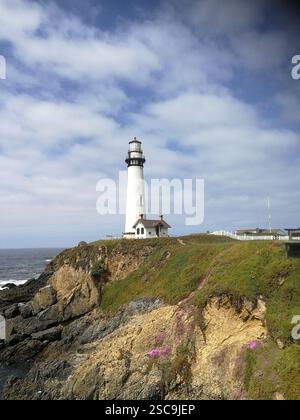 Le phare de Pigeon point ou phare est un phare construit en 1871 pour guider les navires sur la côte pacifique de la Californie. C'est le plus haut phare Banque D'Images