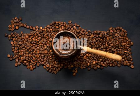 Concept de café turc, carte de turquie des grains de café torréfiés, café traditionnel de boisson chaude dans une tasse de porcelaine avec une cafetière en cuivre Banque D'Images
