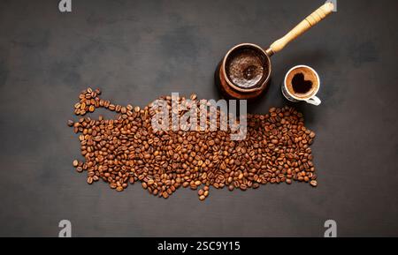 Concept de café turc, carte de turquie des grains de café torréfiés, café traditionnel de boisson chaude dans une tasse de porcelaine avec une cafetière en cuivre Banque D'Images