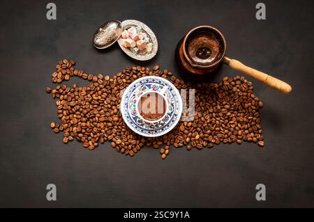 Concept de café turc, carte de turquie des grains de café torréfiés, café traditionnel de boisson chaude dans une tasse de porcelaine avec une cafetière en cuivre Banque D'Images