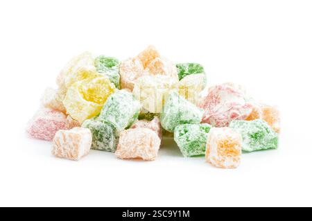 Délice turc isolé sur fond blanc, doux turc traditionnel double torréfié avec des pistaches et de la noix de coco Banque D'Images