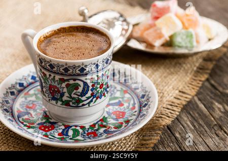 café turc traditionnel dans une tasse en porcelaine avec délices turcs, concept de boisson chaude Banque D'Images