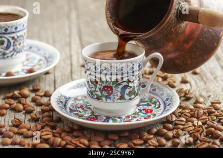 café turc traditionnel dans une tasse en porcelaine avec délices turcs, concept de boisson chaude Banque D'Images