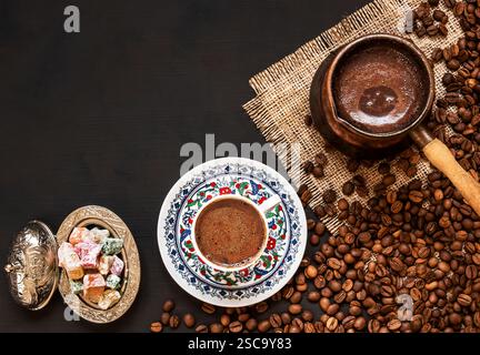Vue de dessus café turc traditionnel dans une tasse en porcelaine avec cafetière en cuivre et délices turcs, concept de boisson chaude Banque D'Images